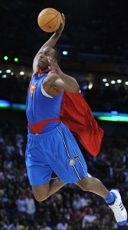 卡雷拉斯染红全程：对裁判让任意球重开不满染黄，随后抱怨吃直红（卡雷拉斯红牌过程：不满任意球重踢先吃黄，继续抱怨遭直红）