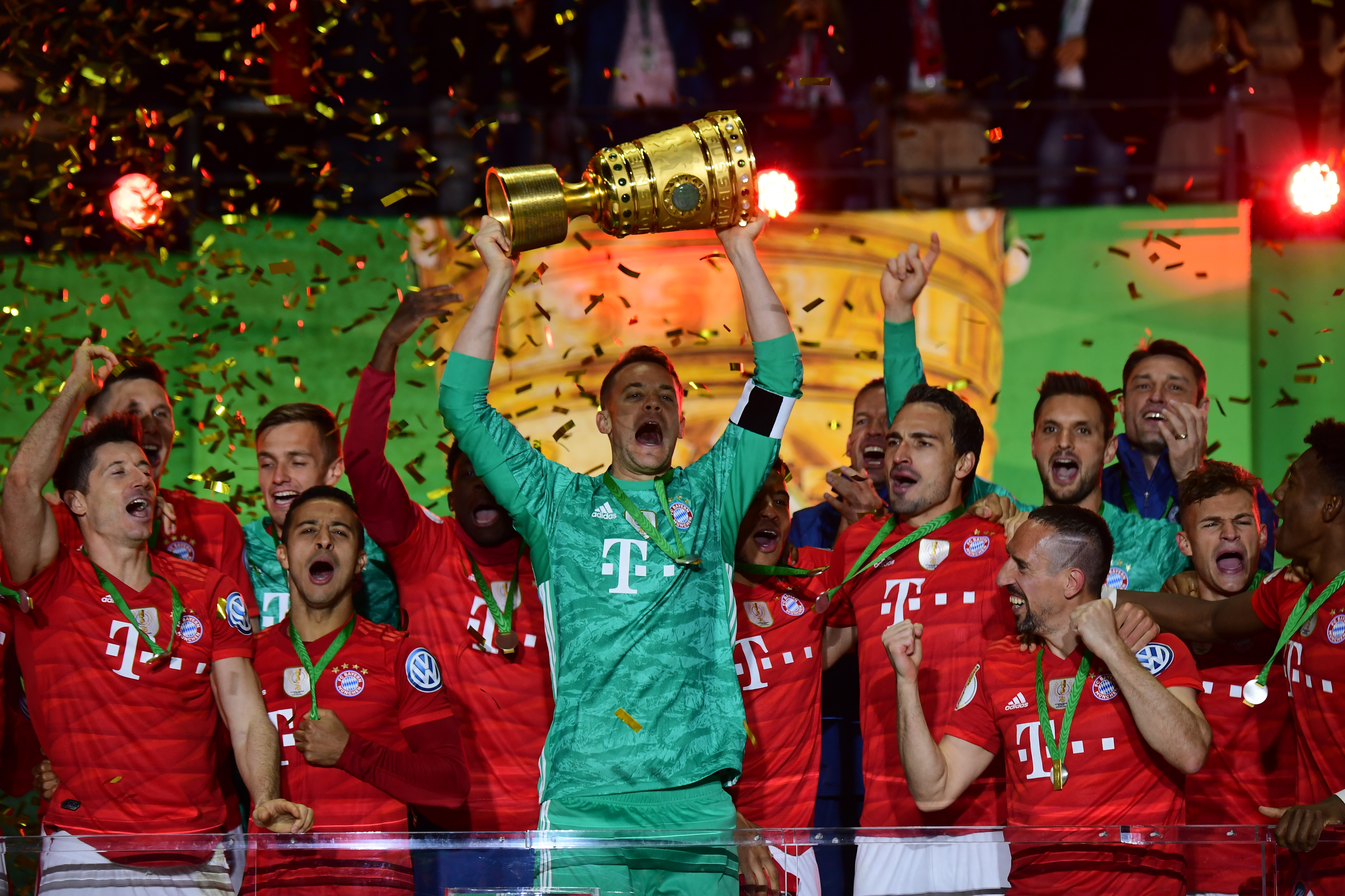 手腕骨折+肩部受伤，巴黎主席纳赛尔缠着绷带赴客场督战欧冠（手腕骨折肩部受创，巴黎主席纳赛尔打着绷带客赴欧冠督战）