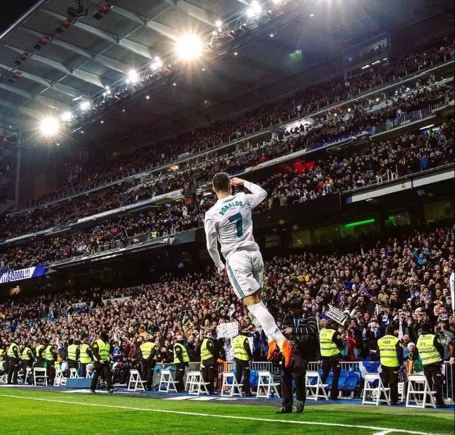 王曼昱3-0横扫李恩惠，发挥稳定，技术多样，孙颖莎等队友观战学习。（王曼昱3-0完胜李恩惠，状态稳健技法多变，孙颖莎等队友场边观摩学习）