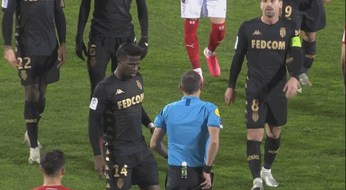 带不动，谢什科两分钟错失两次绝佳进球机会，库尼亚无奈抱头（两分钟连失两次绝佳机会，谢什科难救主，库尼亚无奈抱头）