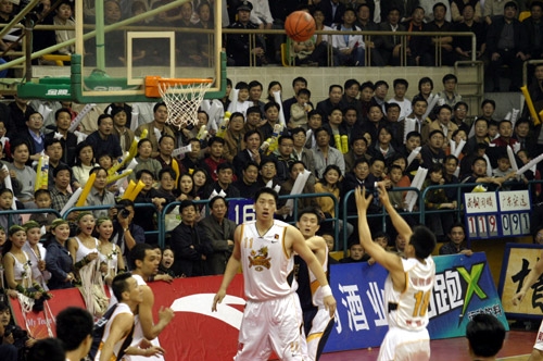 足球国足训练强度升级，体能教练参与指挥（国足加码训练强度，体能教练亲自指挥）