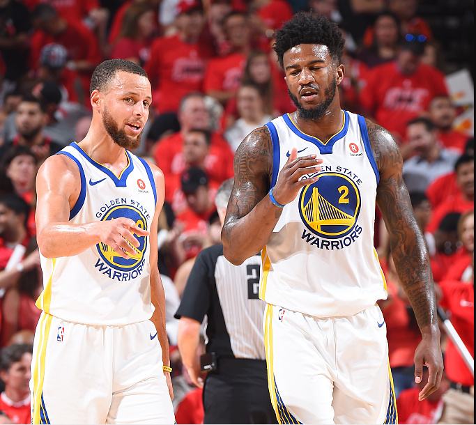 篮球湖人球员场上发挥获得球迷认可（湖人球员出色表现赢得球迷称赞）